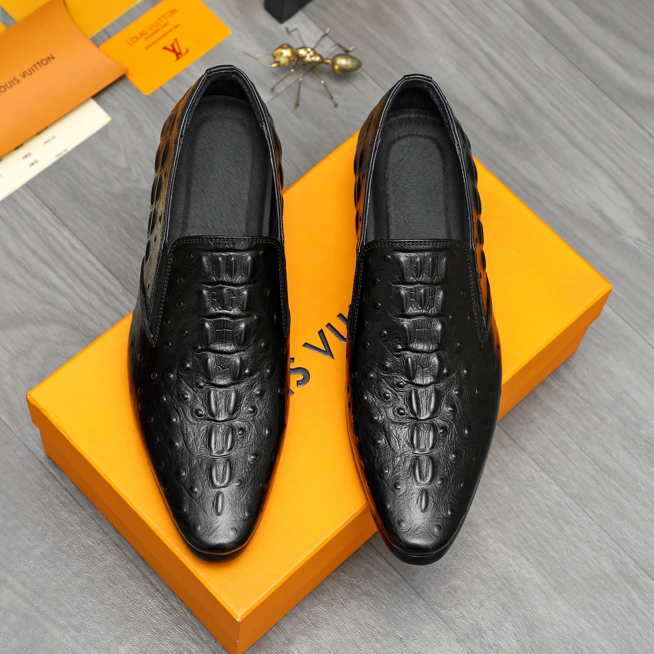 Men's shoes 💰500 Product trademark: LV "Louis Vuitton" business slip-on leather shoes Regular size: 37-46 Product material: Selected crocodile pattern cowhide upper, pigskin lining, rubber outsole
